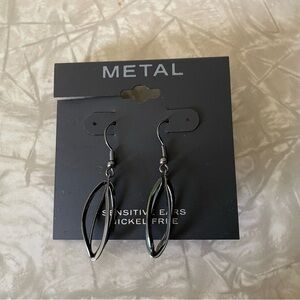 METAL Black Dangling Oval Twist Earrings